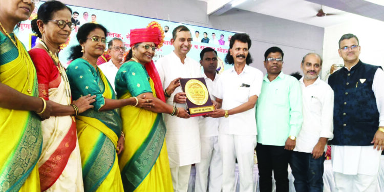 शिक्षक संघटनेतर्फे गुणवंतांचा सत्कार