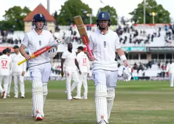 इंग्लंडच्या तीन खेळाडूंची शतकी खेळी