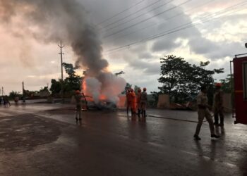 कारमध्ये असं काही घडलं अन् प्रवाशांनी मारल्या उड्या… व्हिडीओ व्हायरल