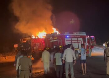 मुंबई-गोवा राष्ट्रीय महामार्गावर बर्निंग ट्रकचा थरार