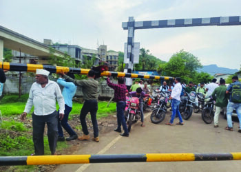 रेल्वे फाटकाला टेम्पोची धडक