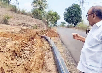 पाण्याची पाईपलाईन गटारातून