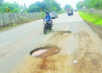 कर्जत-मुरबाड महामार्ग खड्ड्यात