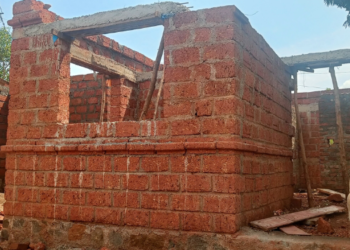 आदिवासींचा संसार उघड्यावर