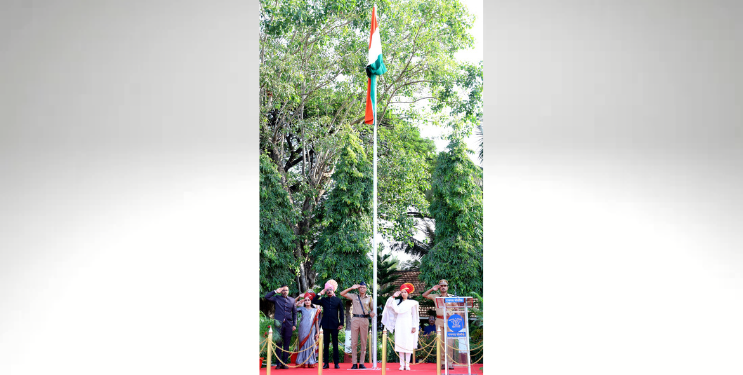 आदिती तटकरे यांच्याहस्ते शासकीय राष्ट्रध्वजवंदन