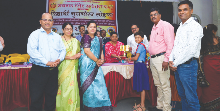 अर्वा चिखलेचा शिक्षणाधिकार्‍यांकडून सत्कार