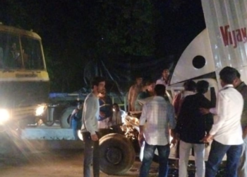 मुंबई-गोवा महामार्गावर डंपरची पिकअपला धडक