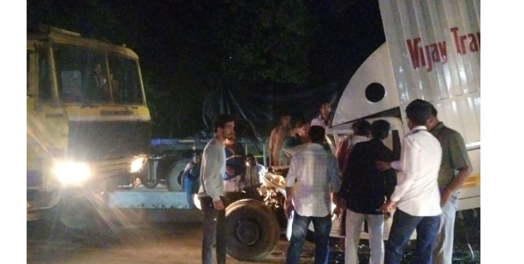 मुंबई-गोवा महामार्गावर डंपरची पिकअपला धडक