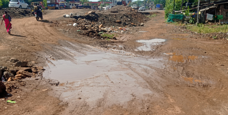 अवकाळीमुळे रस्त्यावर चिखलाचे साम्राज्य