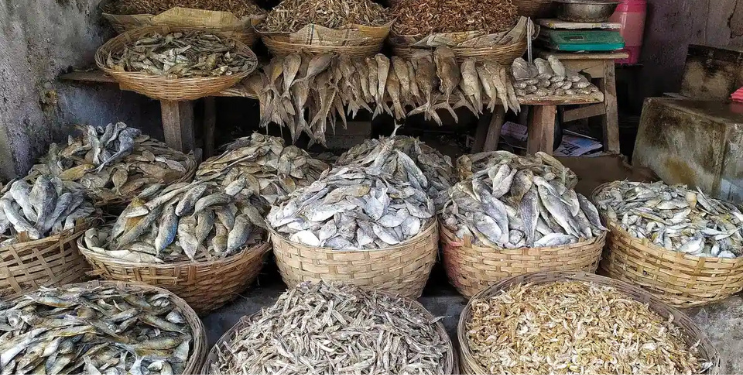 सुकी मच्छी खरेदीसाठी खवय्यांची गर्दी