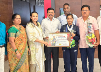 चित्रलेखा पाटील यांच्याकडून श्रमिकाचा गौरव