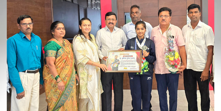 चित्रलेखा पाटील यांच्याकडून श्रमिकाचा गौरव