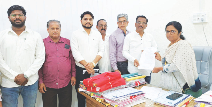 मुबलक आरोग्य सुविधा उपलब्ध करा; शेकापकडून जिल्हा आरोग्य अधिकार्यांकडे मागणी