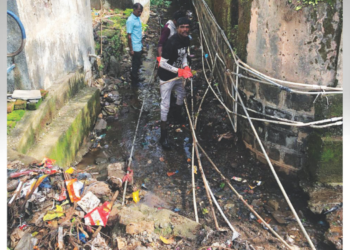 तळा शहरातील गटारांची साफसफाई