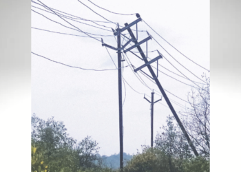 प्रतिकूल नैसर्गिक परिस्थितीत वीज यंत्रणेची दुरुस्ती