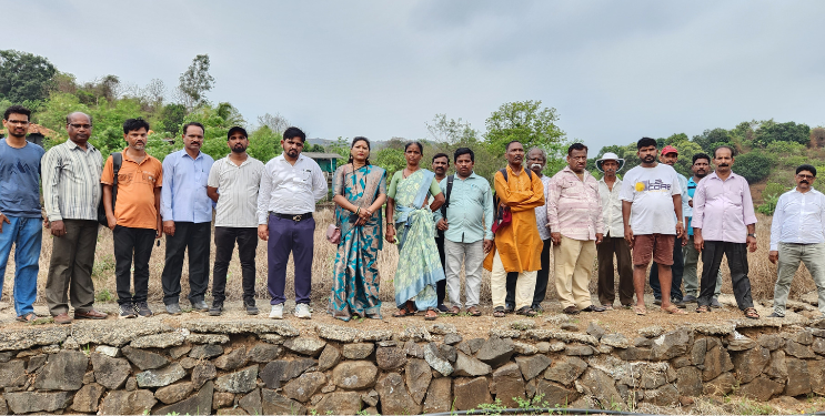 रस्ता द्या नाहीतर जीव घ्या; ग्रामस्थांची शासनाला विनवणी