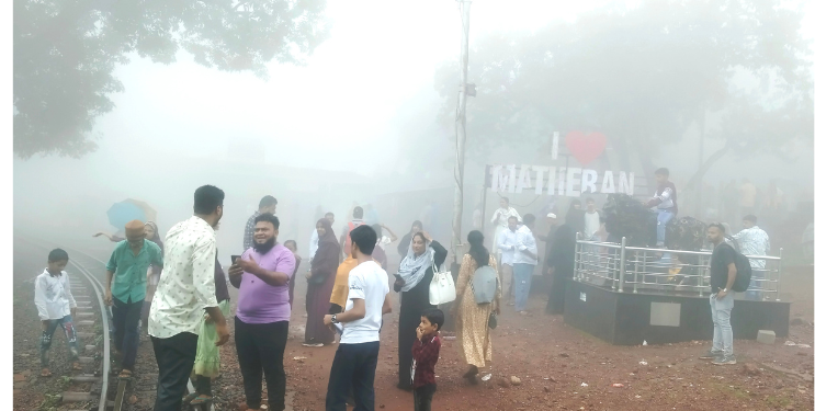 माथेरानमधील पर्यटक ढगांच्या सान्निध्यात