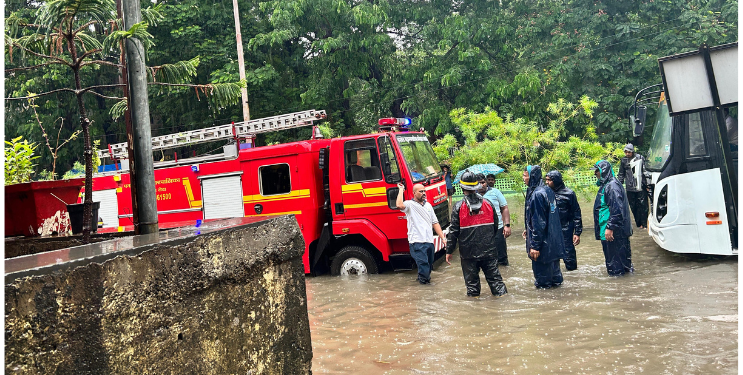 शाळेत अडकलेल्या कर्मचाऱ्यांची सुटका