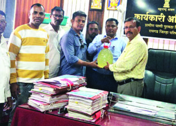 मुहूर्त नव्हे, गाळ काढा! उमटे धरण संघर्ष ग्रुपचे जिल्हा प्रशासनाला निवेदन