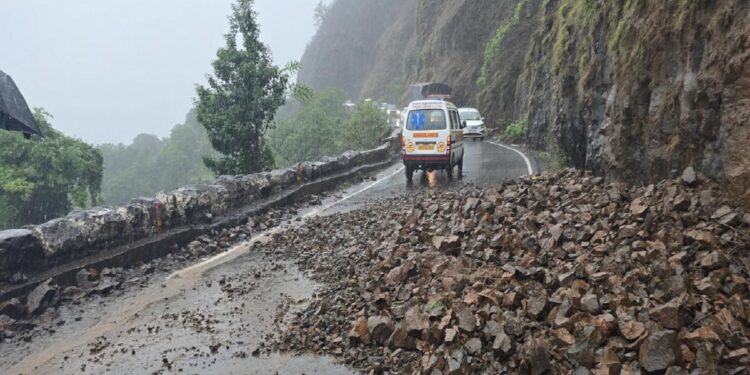 आंबोली घाटात कोसळली दरड