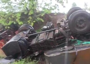 वावंढळ पुलाखाली कंटेनर कोसळून एकाचा मृत्यू