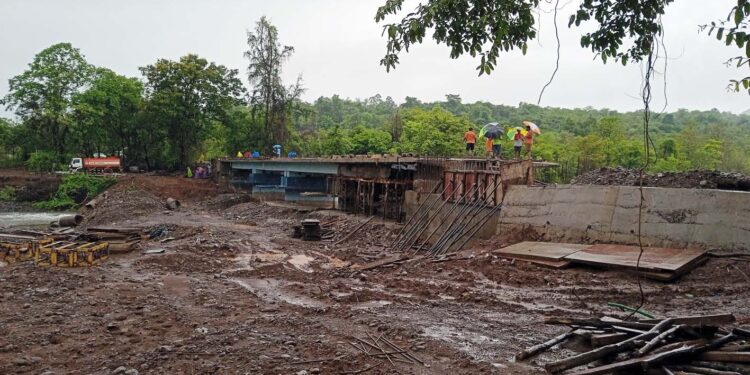नदी आली भरून, रस्ता गेला वाहून