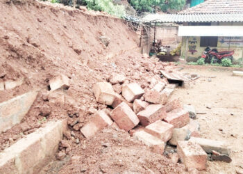 पहिल्याच पावसात संरक्षण भिंत कोसळली