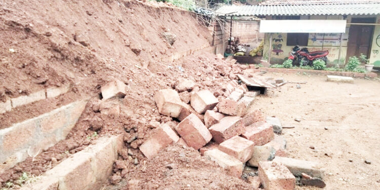 पहिल्याच पावसात संरक्षण भिंत कोसळली