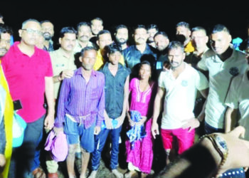 खडपोली नदीत अडकलेल्यांची सुटका