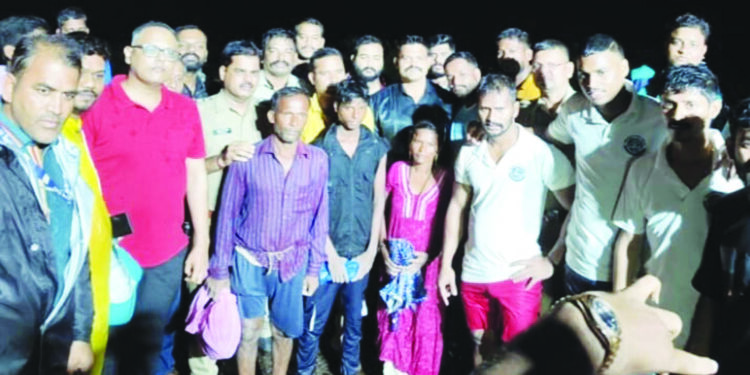 खडपोली नदीत अडकलेल्यांची सुटका