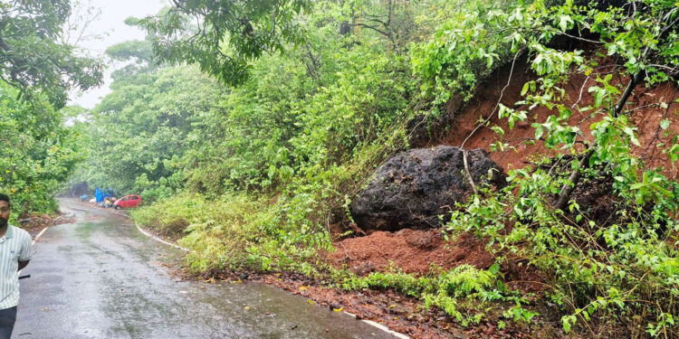 अवकाळीने गुहागरमध्ये अनेक ठिकाणी पडझड