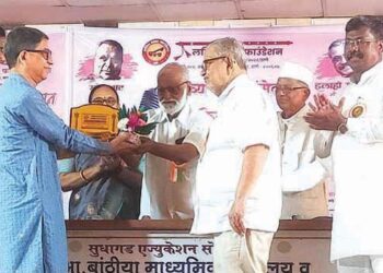 ‘असेच काहीतरी’ पुस्तकाचे प्रकाशन