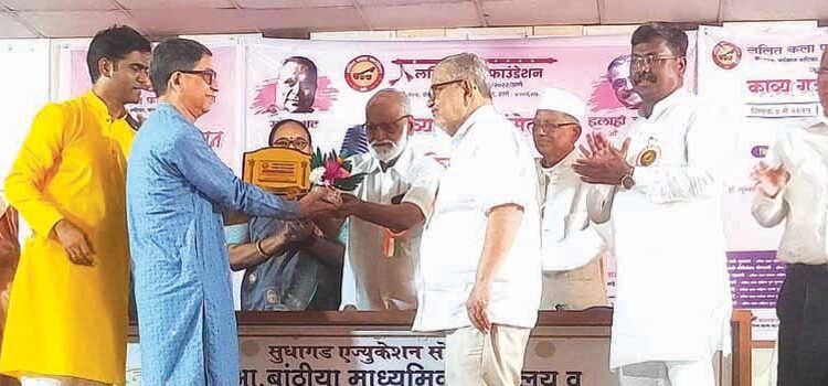 ‘असेच काहीतरी’ पुस्तकाचे प्रकाशन