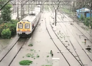 मुसळधार पावसामुळे मध्य रेल्वेची ठप्प
