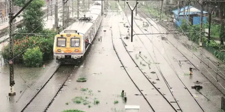 मुसळधार पावसामुळे मध्य रेल्वेची ठप्प