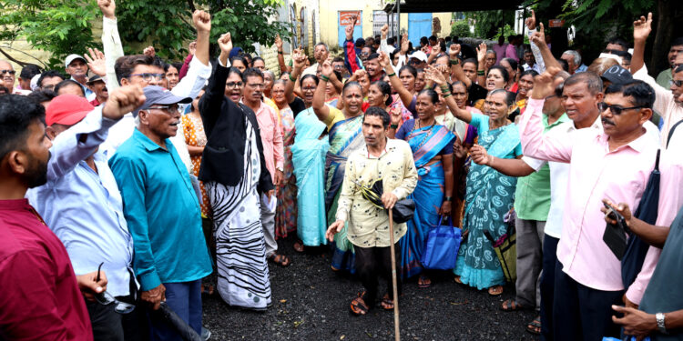 प्रांत कार्यालयावर शेतकऱ्यांचा हल्लाबोल
