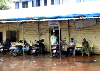 प्रांत कार्यालयाच्या आवारातील उंच भरावाचा फटका