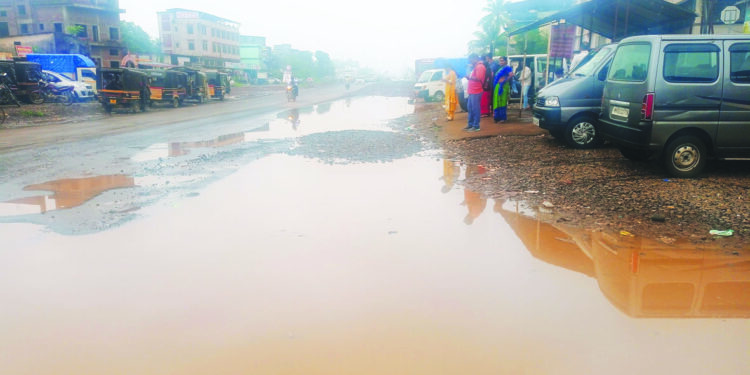 आंबेवाडी बसथांब्याजवळ पाणीच पाणी