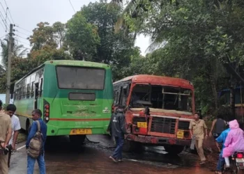 रत्नागिरीत एसटी बसची समोरासमोर धडक
