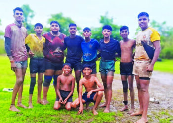 चिखलात कसून कबड्डीचा सराव