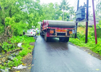 अवजड वाहनांमुळे साईड पट्टीची दुर्दशा