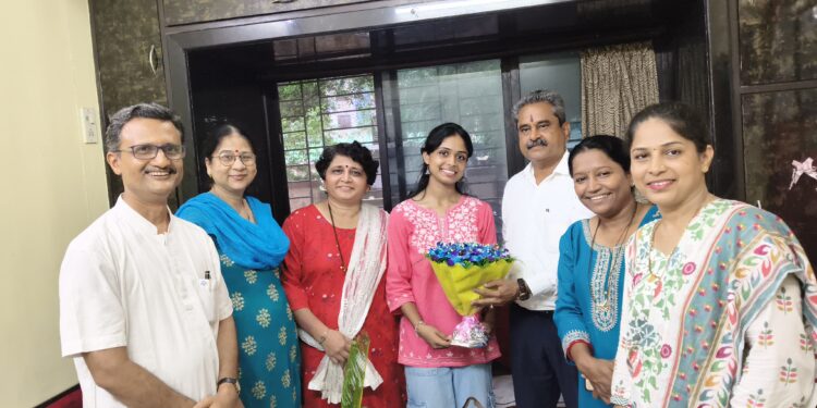 वैमानिक चारु मेहताचा सत्कार