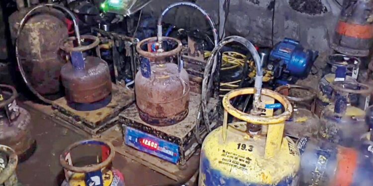 बनावट गॅस सिलिंडर कारखान्याचा पर्दाफाश; दोघांना अटक