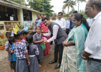 सुट्टी संपली, पहिली घंटा वाजली!