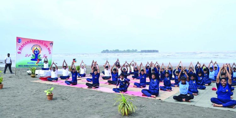 एनसीसी कॅडेटने घेतले योगाचे धडे