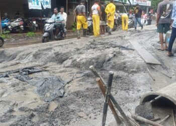 ठेकेदाराच्या दलालगिरीत बुडाला रस्ता
