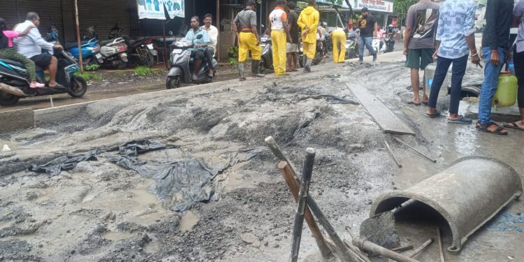 ठेकेदाराच्या दलालगिरीत बुडाला रस्ता