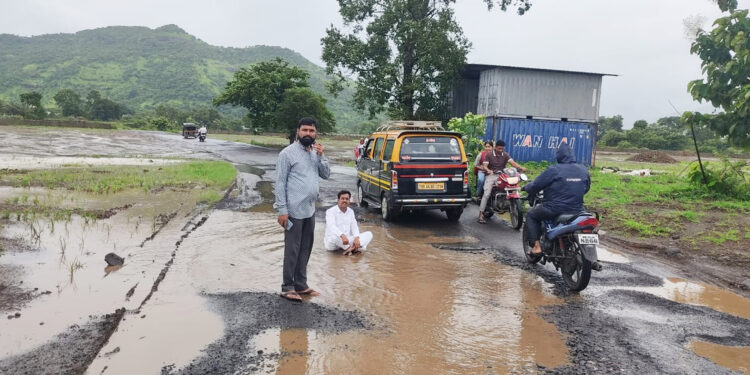 पाण्याने भरलेल्या डबक्यात आंदोलन