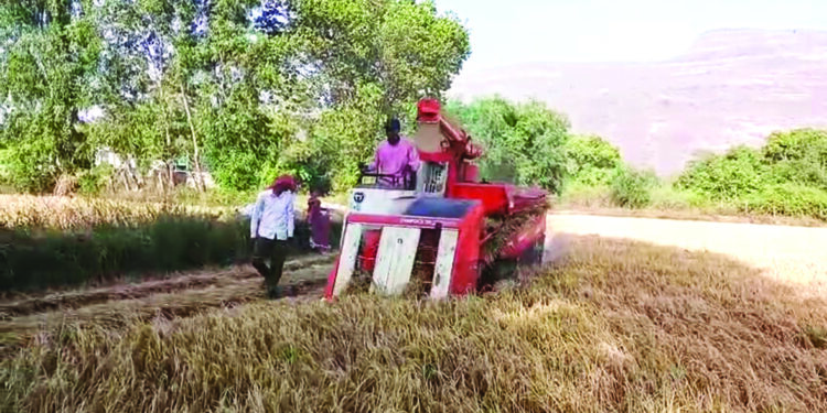 बंद यंत्रसामग्रीपासून बनवलेले कापणी यंत्र