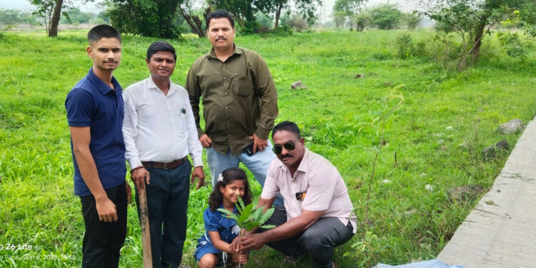 पोलीस मित्र परिषदेकडून वृक्षारोपण